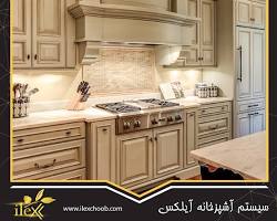 تصویر کابینت نئوکلاسیک آیلکس چوب با رنگ سفید و دستگیره‌های طلایی