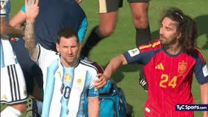 Enzo Fernández se fue expulsado en los últimos minutos de la final ante España y Messi se quiso llevar a Cucurella
