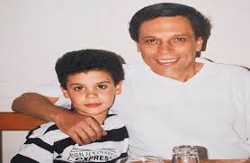 محمد إمام يستعيد ذكريات طفولته مع والده بصورة نادرة: «أحلى حاجة»