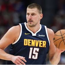 NBA: Alarm in Denver! Nikola Jokić leaves the game against the Heat due to a concerning injury