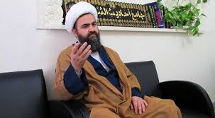 پس از تایید حکم خلع لباس، محمدتقی اکبرنژاد عمامه از سر برداشت