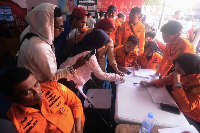 Indonesian passenger ship overturns in Java Sea, sparking search for about 130 missing; rescue teams deploy four vessels and helicopter