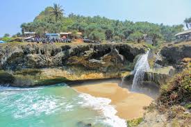 Hasil gambar untuk pantai banyu tibo