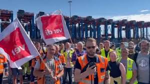 German seaports paralyzed by daylong strike over contract impasse initiated by Ver.di; 2,100 workers demonstrate in Hamburg