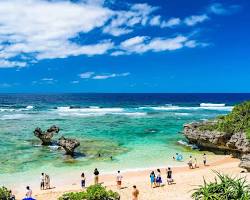 turquoise water and white sand beach of Kouri Island, with the iconic Kouri Bridge in the background.の画像