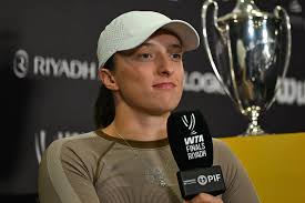 Iga Świątek en la mira: Críticas y expectativas en las WTA Finals - Imagen principal del artículo