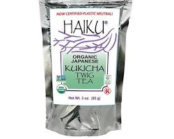 Japanese Kukicha twig tea loose leaf and brewed cup, do AI tạo