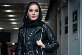 خانم بازیگر در حلقه بادیگاردهایش + ویدئو