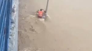 VÍDEO: mulher se agarra a poste para não ser levada por enxurrada durante temporal em Sorocaba e é socorrida