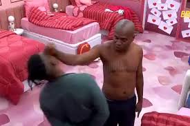BBB 26: Leandro Boneco e Edilson Capetinha se reconciliam com abraço na final