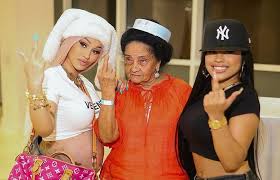 Cardi B preocupa os fãs ao ser vista em cadeira de rodas - Isso É Notícia