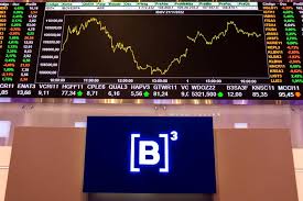 Bolsa fecha por pouco no positivo, petróleo cai, e o dólar? Ainda só olhando