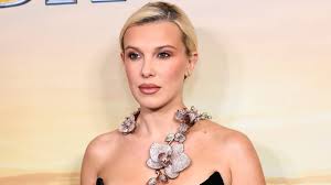 Millie Bobby Brown Impone Tendencia con su Nuevo Bob Texturizado