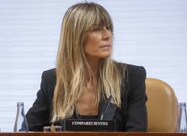 La acusación popular pide a Peinado que prohíba a Begoña Gómez salir de España, le quite el pasaporte y le obligue a presentarse en en juzgado cada 15 días
