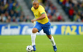 Resultado de imagen de Roberto Carlos jugador chutando a gol