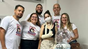 Jovem esfaqueada mais de 15 vezes por homem recebe alta: ‘Minha filha venceu essa batalha’, diz mãe