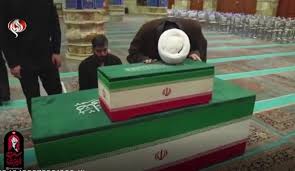 وداع داماد رهبر انقلاب با پیکر دختر ۱۴ ماهه خود، شهیده زهرا محمدی گلپایگانی