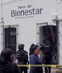 Colapsa techo de inmueble junto al Banco del Bienestar en el centro histórico de Jerez