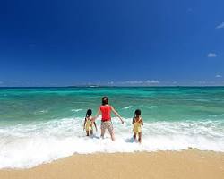 family playing on an Okinawa beachの画像