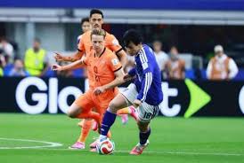 Artilheiro na Holanda e perigoso no jogo aéreo: conheça quem é o homem gol japonês
