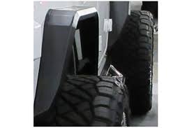 改造車の出展者に“直接指導”！ イベント展示の「カスタムカー」で“不正改造”になる車両を一斉チェック！ NALTECが「正しい展示」に向けた啓発活動を実施