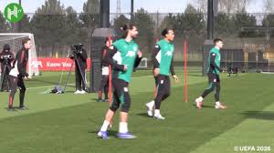 Testes com bolas de tênis para os jogadores do Liverpool antes do Galatasaray