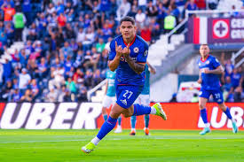 El “Toro” Fernández quiere seguir en Cruz Azul pese a estar libre para negociar