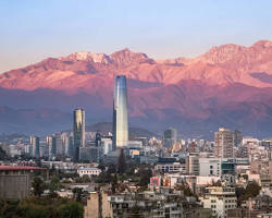 Imagem de Santiago skyline with Andes mountains