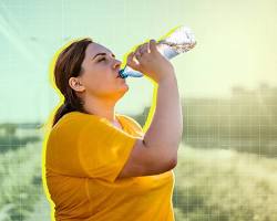 Hình ảnh về person drinking a lot of water