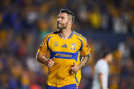 ¿Cuándo llegó Gignac a Tigres y con qué equipo estuvo antes de jugar en el Volcán?