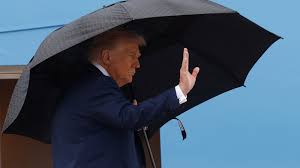 Trump VS Parapluie: Bataille Épique Avant Voyage en Israël! 😱
