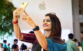 Apple: Plans October launch of Apple Pay in India with initial Axis Bank credit card support