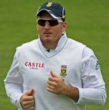https://upload.wikimedia.org/wikipedia/commons/thumb/d/da/Graemesmith.jpg/1200px-Graemesmith.jpg