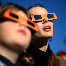 Éclipse: vous avez du mal à trouver des lunettes? Voici où être sûr d'en dénicher, même en dernière minute — RMC