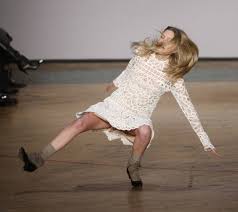 Resultado de imagem para escorregou no piso molhado