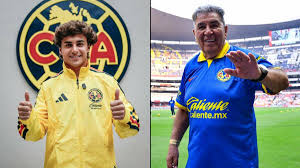 Carlos Reinoso da bienvenida al 'Pelusa' Álvarez y le desea suerte con su histórico dorsal 8
