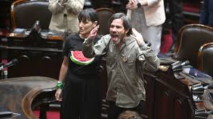 Jura Caliente en Diputados: Gritos, Críticas a CFK y Presencia de Milei