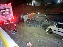 Bloqueos y accidentes carreteros complican vialidades