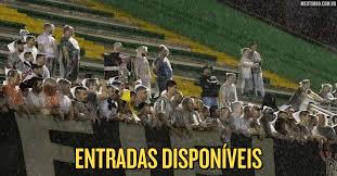 Torcedores em arquibancada de estádio de futebol, com a frase "ENTRADAS DISPONÍVEIS" em destaque.