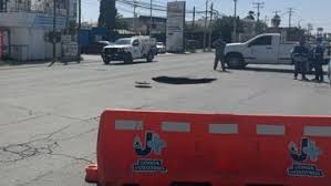 Cayó camioneta en hundimiento sobre avenida De la Raza