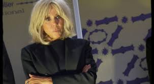 Brigitte Macron en evento oficial junto al presidente Emmanuel Macron