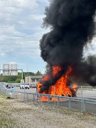 A1 Ittigen: Fahrzeug in Vollbrand geraten