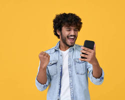 תמונה של person smiling and holding a phone