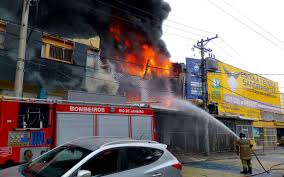 Incêndio de grandes proporções atinge loja em Ramos