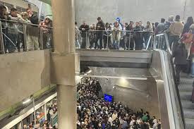 Falha no sistema de portas causa lentidão em três linhas do Metrô de São Paulo