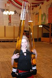Bewaffnet mit zehn Litern Kölsch: Lara Brovot zeigt, wie das Bier an die ...