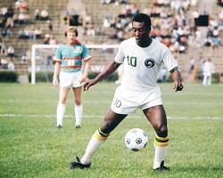 Зображення: Pelé playing football