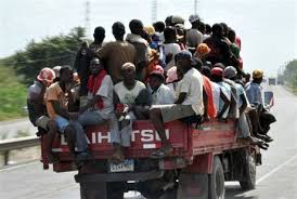 Resultado de imagen para fotos de muchos haitianos en calles de RD
