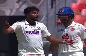 बार-बार गेंद रोकने पर रहमत शाह की स्लेजिंग करते दिखे मोहम्मद सिराज, वीडियो हुआ वायरल | भारत ने अफगानिस्तान को एक पारी और 300 रनों से हराया | Inshorts