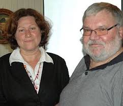 Gratulation von SPD-Ortsvorsitzendem Karl-Heinz Brandenbur- ger für eine glückliche Listenführerin Gertrud Heßlinger. - 07-07-13-05